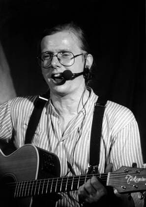 Liedermacher Gerhard Gundermann an der Gitarre