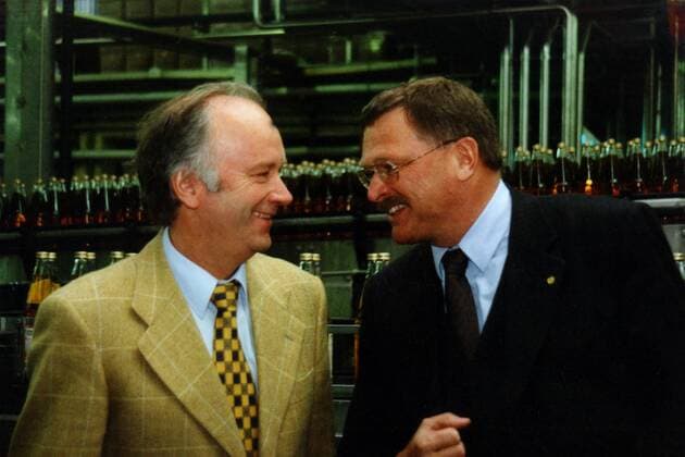 Friedhelm Neu (li.), Geschäftsführer von -Neus Fruchtsäfte- und Karl-Otto Becker, Chef von -Beckers Bester- und Präsident des Deutschen Fruchtsaftverbands feiern die Fusion