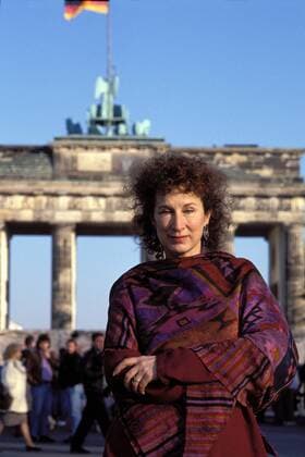 Berühmte Feministinnen, Margaret Atwood Schriftstellerin Margaret Atwood (CAN) vor dem Brandenburger Tor