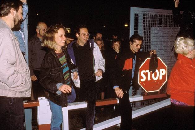 Grenzöffnung an der Bornholmer Brücke, DDR-Bürger springen über den Schlagbaum
