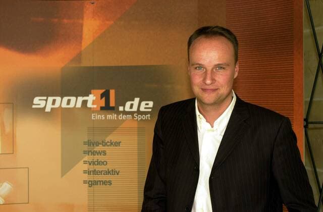 Oliver Welke (GER), Moderator von ran Sat.1 Bundesliga, auf der Pressekonferenz zur Kooperation der QSC AG (DSL-Anbieter), der Kirch Intermedia und dem Internetportal Sport1.de