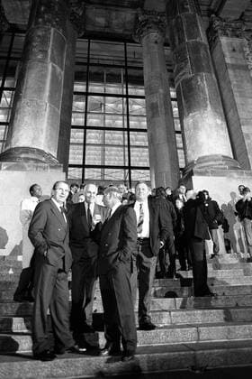 Parlamentarier vorm Reichstag am Tag der Einheit