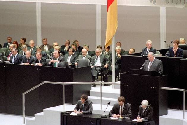 Bundeskanzler Helmut Kohl (rechts, GER) am Rednerpult auf der ersten gesamtdeutschen Sitzung des Bundestages im Reichstag