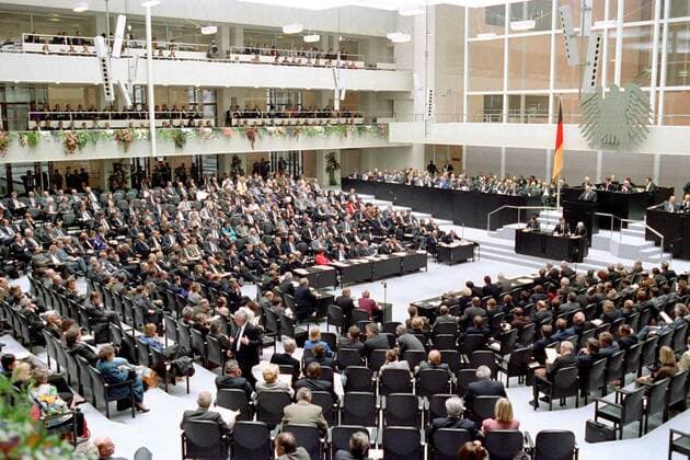 POLITIK 25 Jahre Deutsche Einheit: Die Wiedervereinigung Plenum des ersten gesamtdeutschen Bundestages im Reichstag