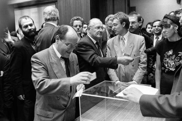 DDR-Volkskammer stimmt über Einigungsvertrag ab, 30. Jahrestag am 20. September POLITIK 25 Jahre Deutsche Einheit: Die Wiedervereinigung Dr. Gregor Gysi (links, GDR, DDR, PDS) und andere Abgeordnete der Volkskammer bei der Abstimmung zum Einigungsvertrag