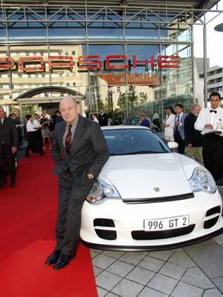 Schauspieler Klaus Löwitsch mit einem weißen Porsche