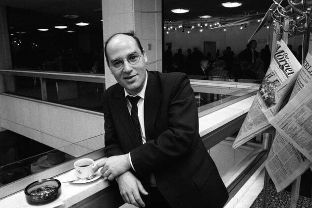 Gregor Gysi (GDR, DDR, PDS) in einer Pause auf der konstituierenden Sitzung der Volkskammer