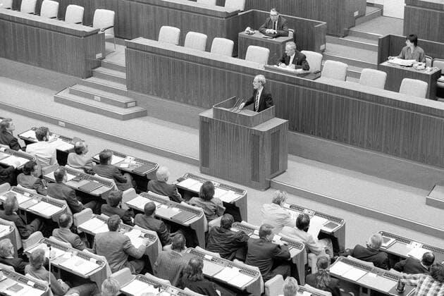 Lothar de Maiziere (am Pult, GDR, DDR, CDU) spricht auf der konstituierenden Sitzung der Volkskammer