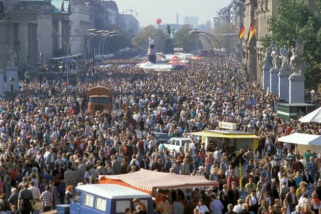 Tausende Berliner feiern die Wiedervereinigung auf den Berliner Straßen