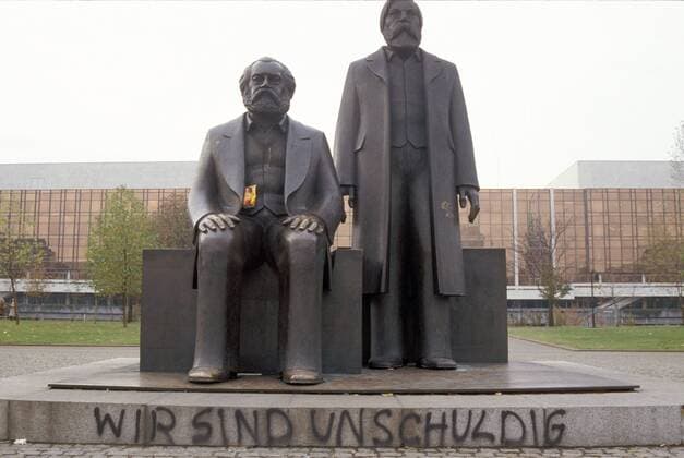 POLITIK 25 Jahre Deutsche Einheit: Die Wiedervereinigung Beschmiertes Marx-Engels Denkmal vor dem Palast der Republik