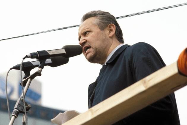 Günter Schabowski (Mitglied des ZK der SED) während der Protestkundgebung in Berlin-Mitte