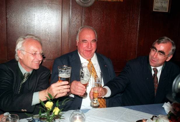 V.l.: Edmund Stoiber (CSU) , bayerischer Ministerpräsident , Bundeskanzler Helmut Kohl (CDU) und Finanzminister Theo Waigel (CSU) prosten sich im Bundestagswahlkampf zu