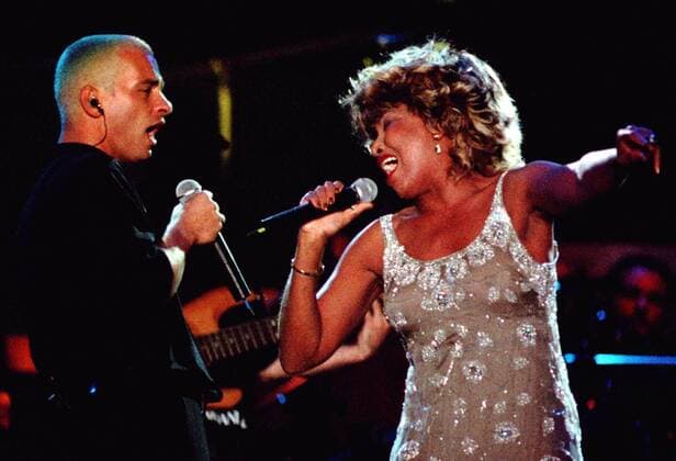 Sänger Eros Ramazzotti (ITA) und Sängerin Tina Turner (USA) im Duett während eines Open-Air-Konzertes auf dem Königsplatz in München