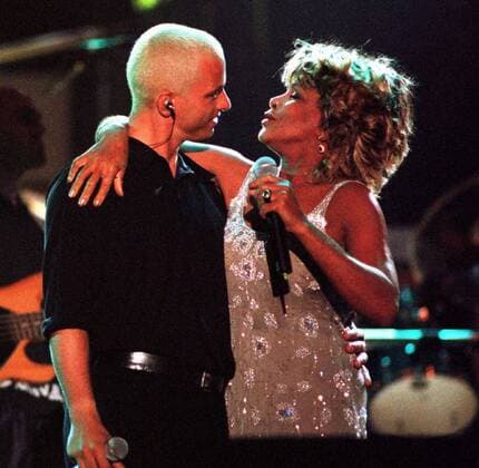Sänger Eros Ramazzotti (ITA) und Sängerin Tina Turner (USA) im Duett während eines Open-Air-Konzertes auf dem Königsplatz in München