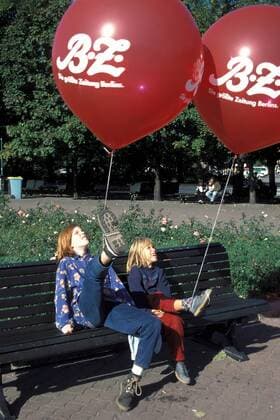 Kinder mit Luftballons der B.Z. am Fuß