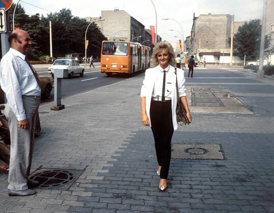 Sängerin Bonnie Tyler (GBR) an der Friedrichstraße mit staunendem Passant
