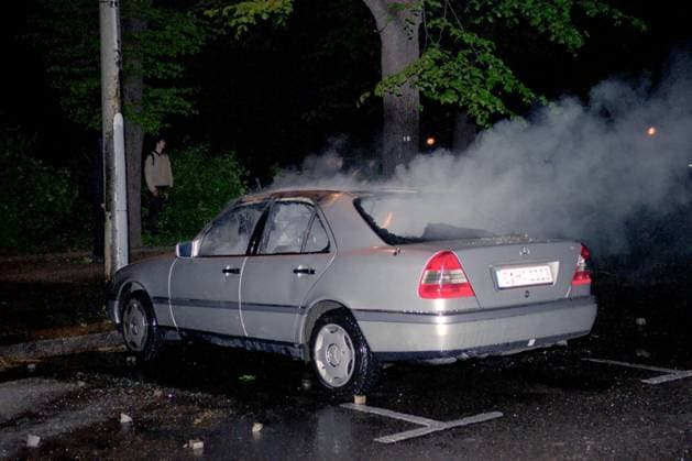 1.Mai-Krawalle in Kreuzberg - Rauch quillt aus Mercedes