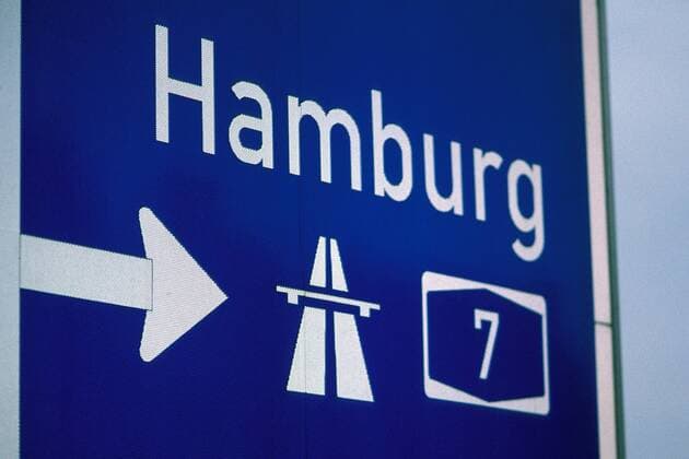 Wegweiser zur Autobahn A7 in Richtung Hamburg