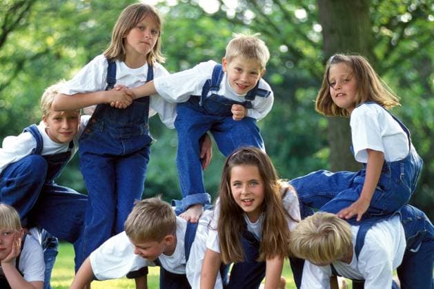 Kinder spielen auf der Wiese