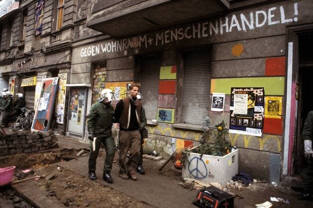 Hausbesetzer wird von Polizeikräften abgeführt - Räumung Mainzer Straße