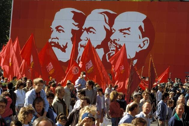 FDGB-Mitglieder ziehen Fahnen schwenkend an den Ikonen des Sozialismus vorbei - 1.Mai Tag der Arbeit