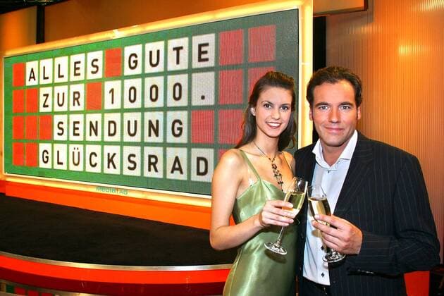 Katrin Wrobel (GER) und Moderator Thomas Ohrner (GER) feiern die 1000. Glücksrad-Sendung bei Kabel 1