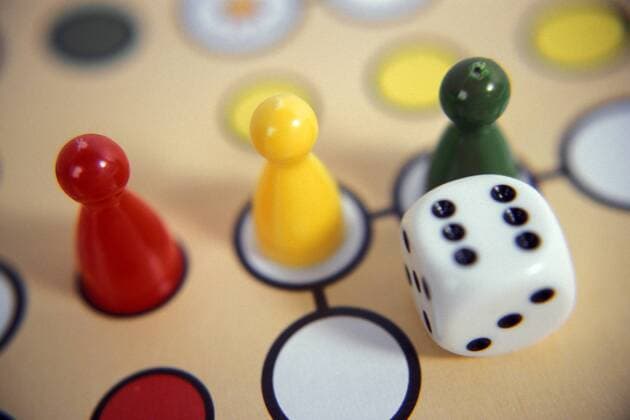 Ampelkoalition - Mensch-ärgere-dich-nicht-Spielfiguren in rot, gelb und grün