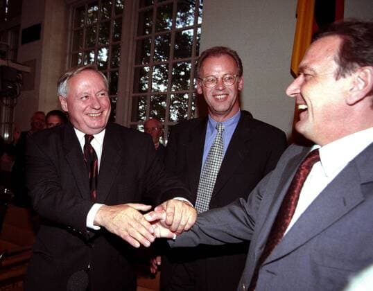 Oskar Lafontaine (li.) und Rudolf Scharping (Mitte beide SPD) begrüßen SPD-Fraktionsvorsitzenden Gerhard Schröder (alle GER)