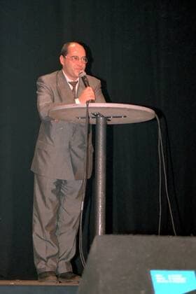 Politiker Gregor Gysi (GER Vorsitzender PDS-Bundestagsfraktion) auf der PDS Wahlfete im Haus am Köllnischen Park