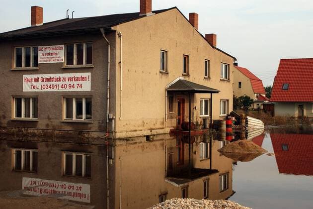 Von Wasser umspültes Mehrfamilienhaus und Grundstück in Dessau-Waldersee - zum Verkauf angeboten