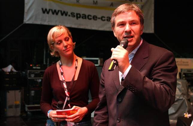 Oberbürgermeister Klaus Wowereit (GER SPD) und Radiomoderatorin Juliane Rasche (li., GER Radiosender 104.6 RTL) auf dem Open-air-Benefizkonzert für die Flutopfer unter dem Motto Berlin hilft - Pariser Platz