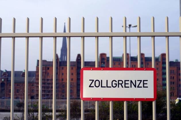 Zollgrenze - Schild an einem Zaum im Hamburger Freihafen