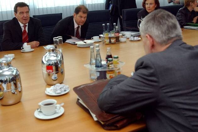 V.l.: Bundeskanzler Gerhard Schröder , der designierte Generalsekretär Olaf Scholz und Heidemarie Wieczorek-Zeul (alle SPD) am Rande der rot-grünen Koalitionsverhandlungen in Berlin