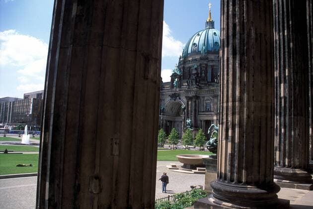 Berliner Dom hinter den Säulen des Alten Museums