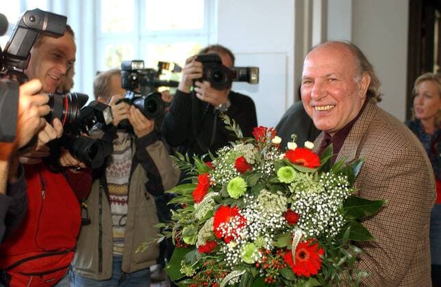 Schriftsteller Imre Kertesz (HUN) freut sich über den gewonnenen Nobelpreis Literatur