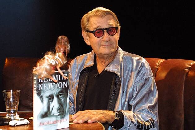 Fotograf Helmut Newton (GER) und seine mit Barbies geschmückten Autobiografie im ZDF-Hauptstadtstudio im Rahmen der 3Sat-Sendung -Gero von Boehm begegnet Helmut Newton-
