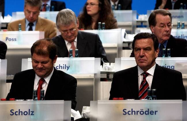 Generalsekretär Olaf Scholz (li.) und Bundeskanzler Gerhard Schröder (alle SPD) - SPD Parteitag