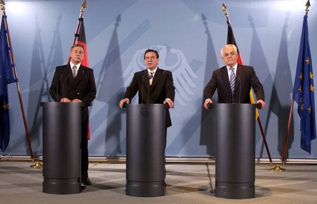 Bundesminister Wolfgang Clement (li., Wirtschaft u. Arbeit), Bundeskanzler Gerhard Schröder (Mitte) und Peter Hartz (alle SPD VW-Personalvorstand) - Pressekonferenz zu den Ergebnissen der ersten Kabinettsitzung