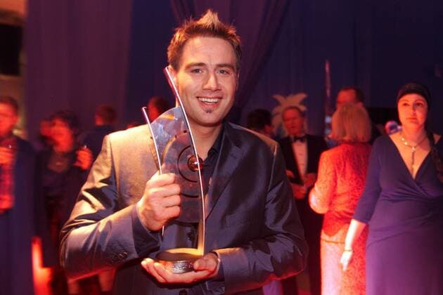 Sänger Sasha (GER) zeigt stolz seinen Echo-Preis auf der Party nach der ECHO-Verleihung in Berlin