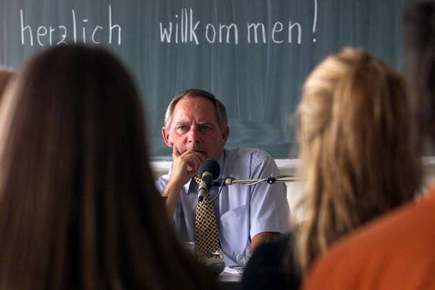 Politiker Wolfgang Schäuble (CDU) mit Schülern der Berliner Gustav-Heinemann-Oberschule