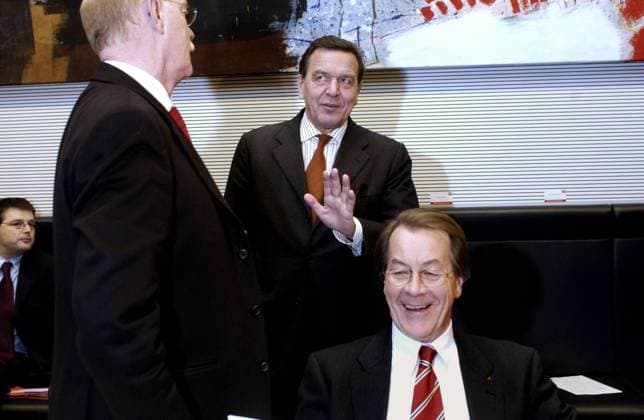 Bundeskanzler Gerhard Schröder (SPD m.), Bundesverteidigungsminister Peter Struck (SPD li.) und Fraktionsvorsitzender Franz Müntefering (SPD re.)- Gespräch am Rande der SPD-Bundestagsfraktionssitzung