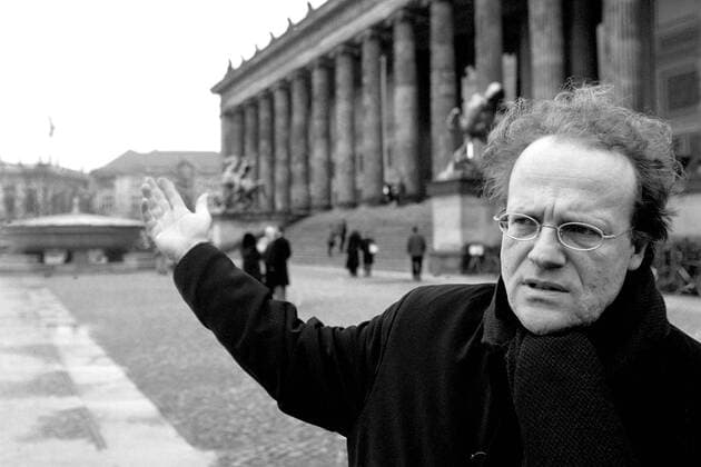 Thomas Flierl (GER PDS Senator für Wissenschaft, Forschung und Kultur in Berlin) spaziert durch Berlin-Mitte - Altes Museum am Berliner Lustgarten