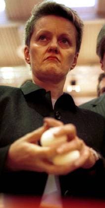 Renate Künast (GER Die Grünen) hält auf der Fachmesse Eurotier 2002 in Hannover zwei Hühnereier in der Hand