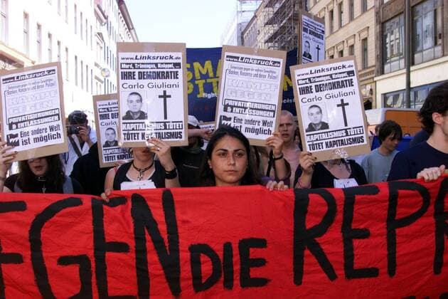 Globalisierungsgegner während einer Demonstration in Berlin
