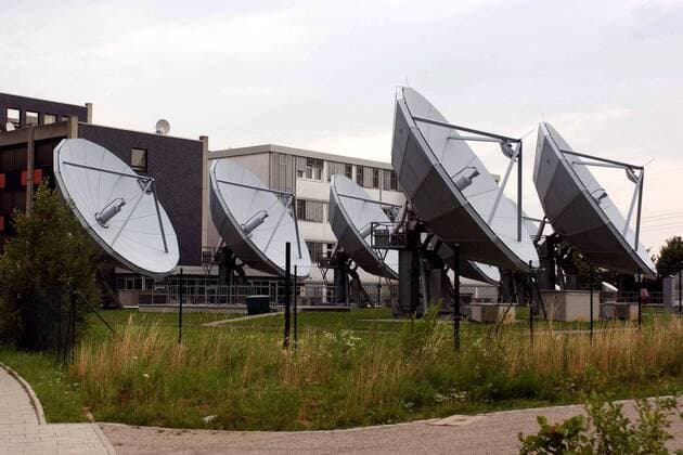 Satellitenschüsseln auf dem Gelände von Premiere World