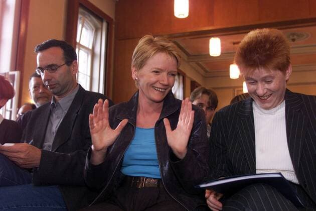 V.l.n.r.: Harald Wolf (GER PDS), Gabi Zimmer (GER PDS) und Petra Pau (GER stellvertretende Fraktionsvorsitzende der PDS) beim Sonderparteitag der PDS anlässlich des Misstrauensvotums