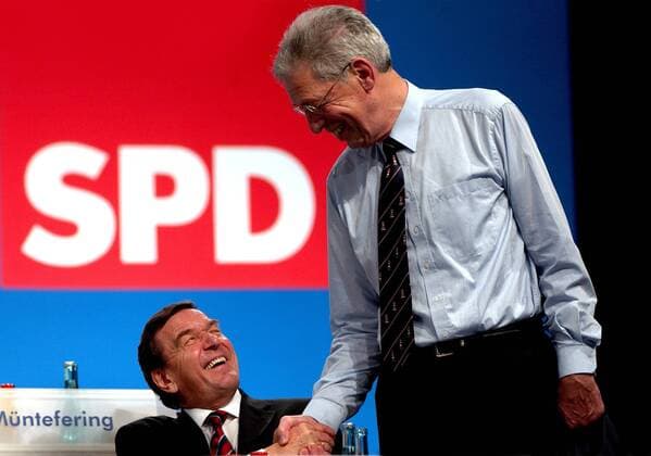 Bundeskanzler Gerhard Schröder (li.) wird begrüßt von Henning Scherf (beide GER SPD Bürgermeister Bremen) während des SPD-Bundesparteitages in Berlin