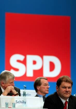 Generalsekretär Olaf Scholz (re.), Otto Schily (Bundesinnenminister) und Franz Müntefering (alle GER SPD Fraktionsvorsitzender) während des SPD-Bundesparteitages in Berlin