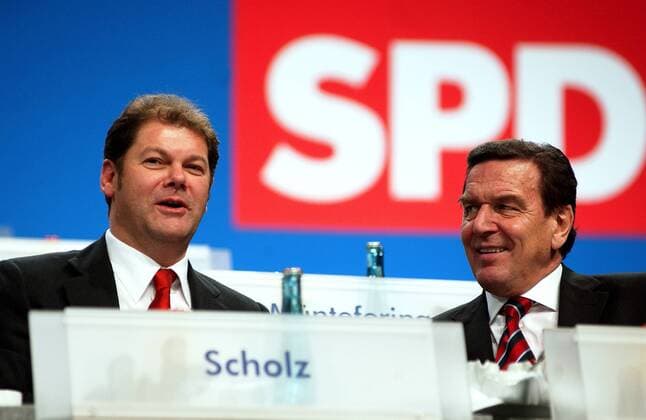 Bundeskanzler Gerhard Schröder (re.) und Generalsekretär Olaf Scholz (beide GER SPD) während des SPD-Bundesparteitages in Berlin