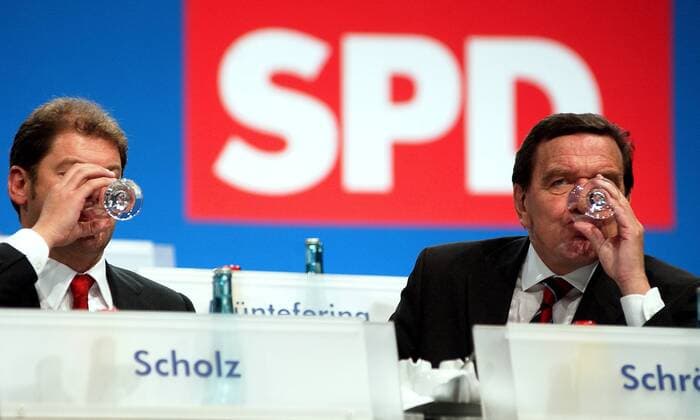 Bundeskanzler Gerhard Schröder (re.) und Generalsekretär Olaf Scholz (beide GER SPD) trinken gemeinschaftlich während des SPD-Bundesparteitages in Berlin